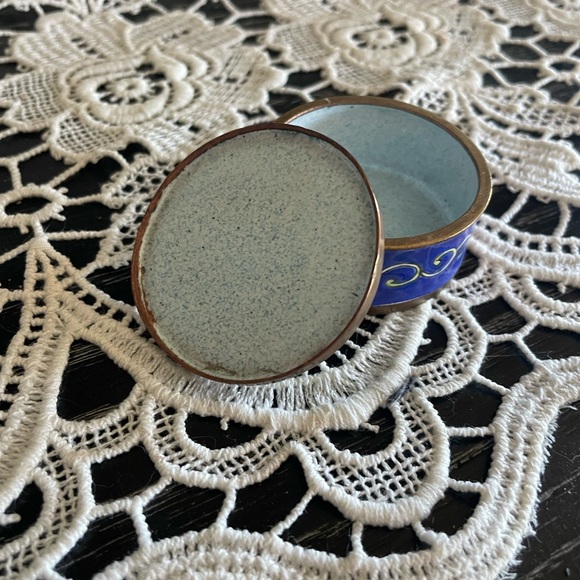 Vintage enamel pill box - Picture 2 of 5